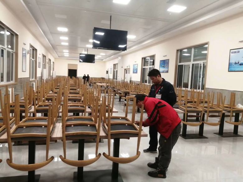 食堂實(shí)木餐桌椅.jpg
