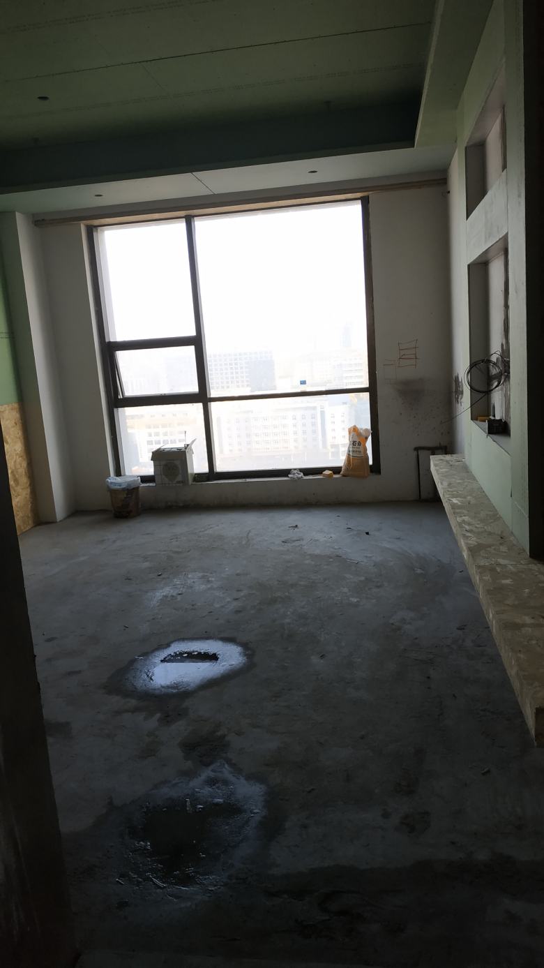 設(shè)計師測量酒店大床房.jpg
