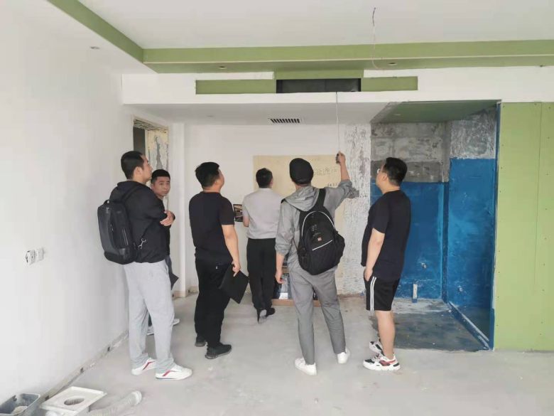 博菲克家具廠設(shè)計師在樣板間確認尺寸.jpg