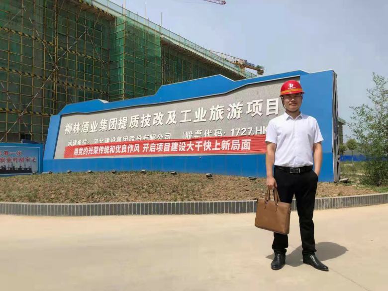 博菲克家具廠業(yè)務(wù)負(fù)責(zé)人在柳林酒店集團(tuán)門(mén)口合影.jpg