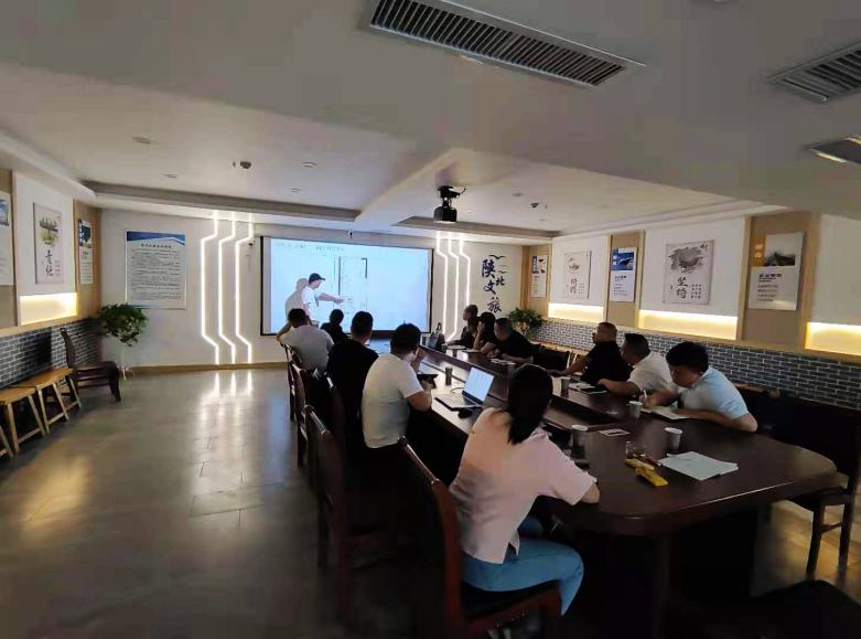 西安酒店家具廠設(shè)計(jì)師上臺(tái)解說(shuō)樣板間方案.jpg
