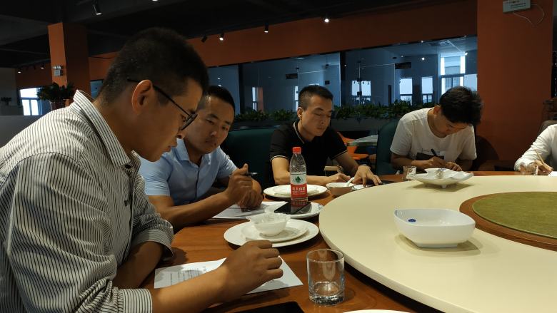 周經(jīng)理為新員工講解餐桌椅材質.jpg