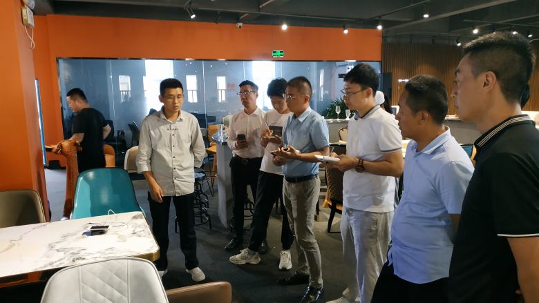 博菲克業(yè)務經(jīng)理給新人講解大理石餐桌知識.jpg
