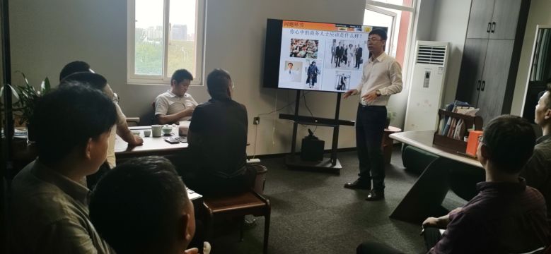 業務經理開展銷售人員商務禮儀培訓.jpg