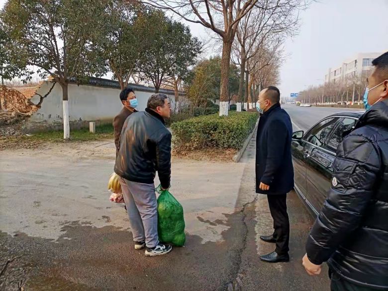 博菲克家具廠領(lǐng)導(dǎo)購買生活物資.jpg