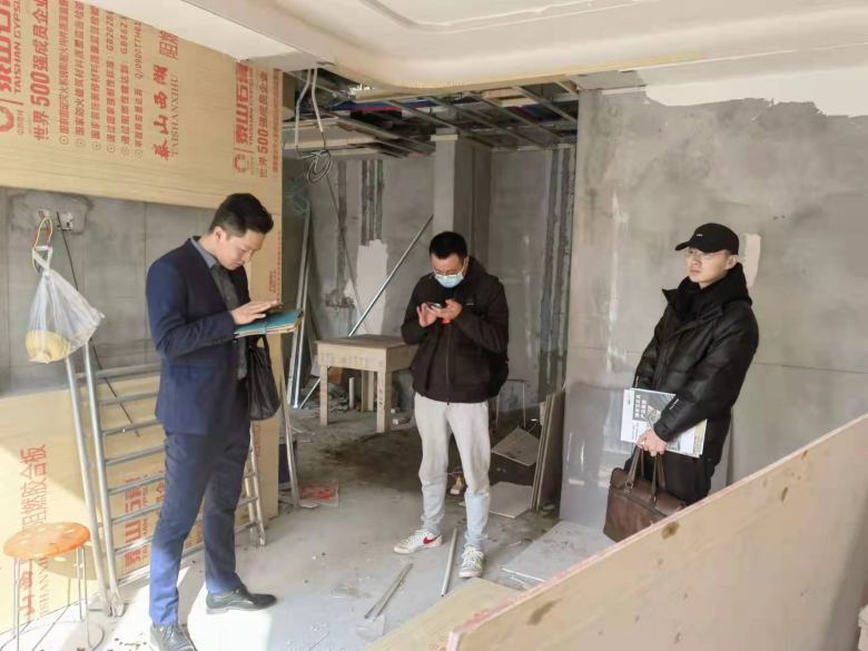 西安餐飲家具廠設(shè)計師到裝修現(xiàn)場量尺.jpg