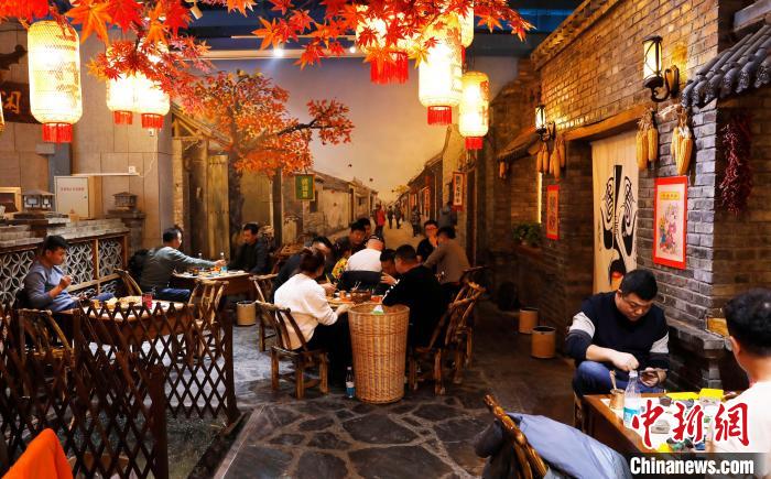 罐罐茶館內人聲鼎沸，充滿煙火氣。.jpg