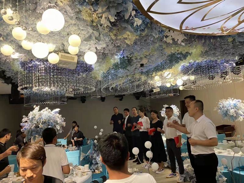 公司總經(jīng)理楊總上臺為獲獎者頒獎.jpg