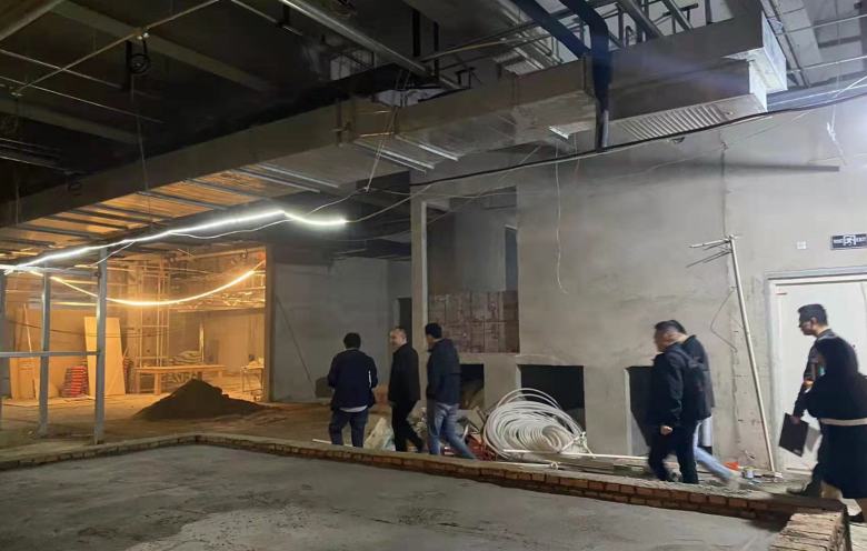 常總帶博菲克團隊查看酒店內部結構.jpg